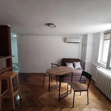 Nov U Mirnoj Ulici U Centru Beograda アパート *