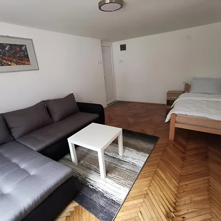 Nov U Mirnoj Ulici U Centru Beograda * Belgrad