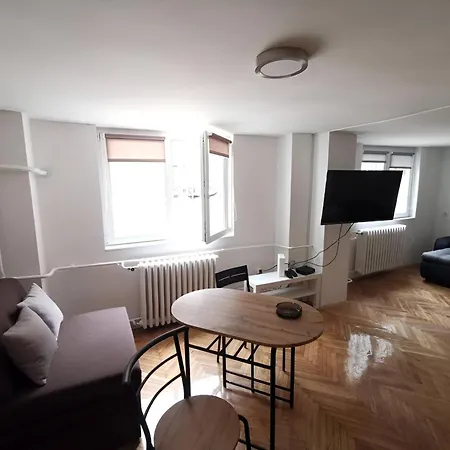 Nov U Mirnoj Ulici U Centru Beograda Apartment
